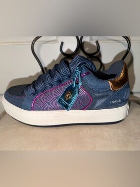 Kurt Geiger Navy Blue Pink Accent Low-Top Sneakers